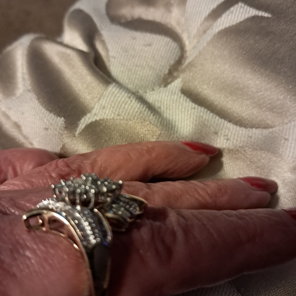 10 kt .80 TCW diamond dinner ring